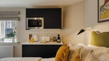 Iron/ironing board, free WiFi, bed sheets