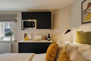 Tabla de planchar con plancha, wifi gratis y ropa de cama