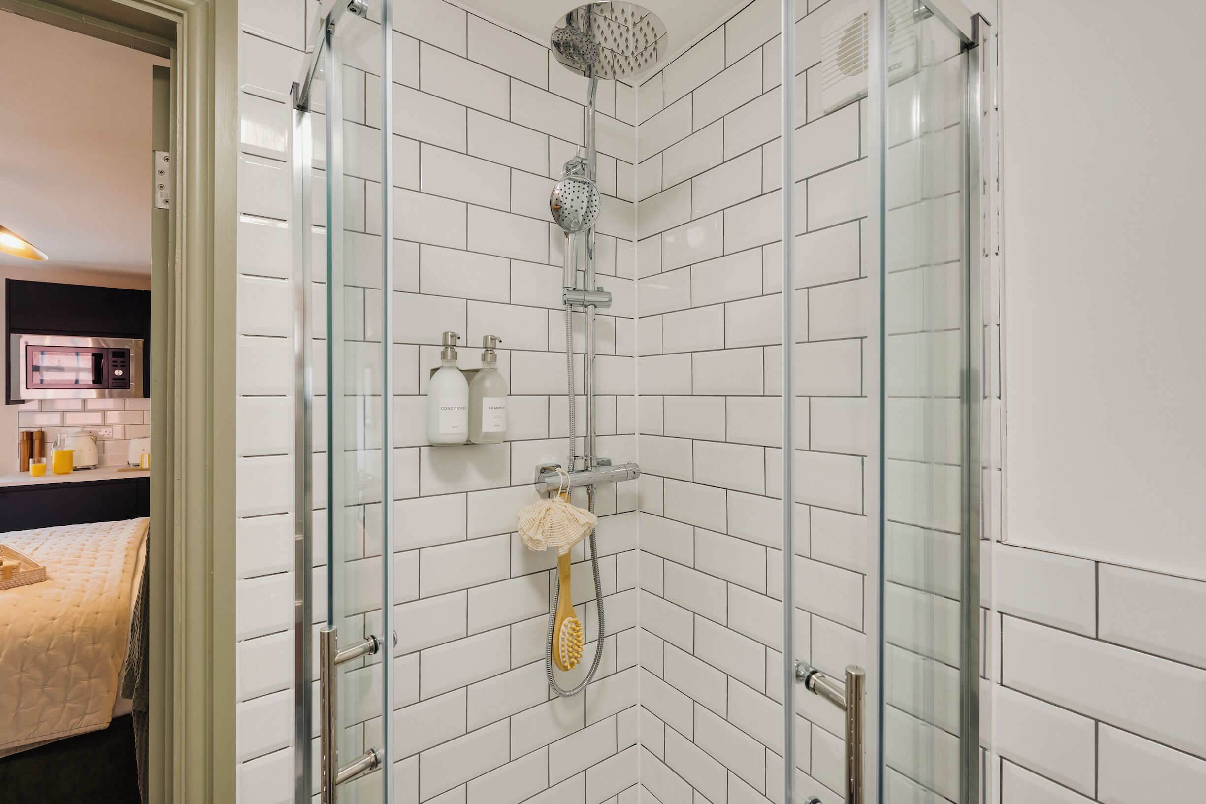 Dusch, hårtork och handdukar