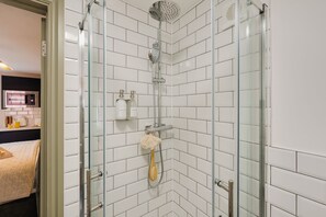 Suihku, hiustenkuivaaja, pyyhkeet