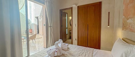 客房内保险箱、办公桌、熨斗/熨衣板