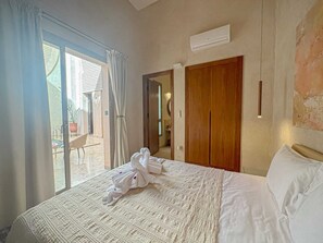 Caja de seguridad en la habitación y escritorio 