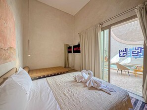 Deluxe Double Room | In-room safe, desk, iron/ironing board