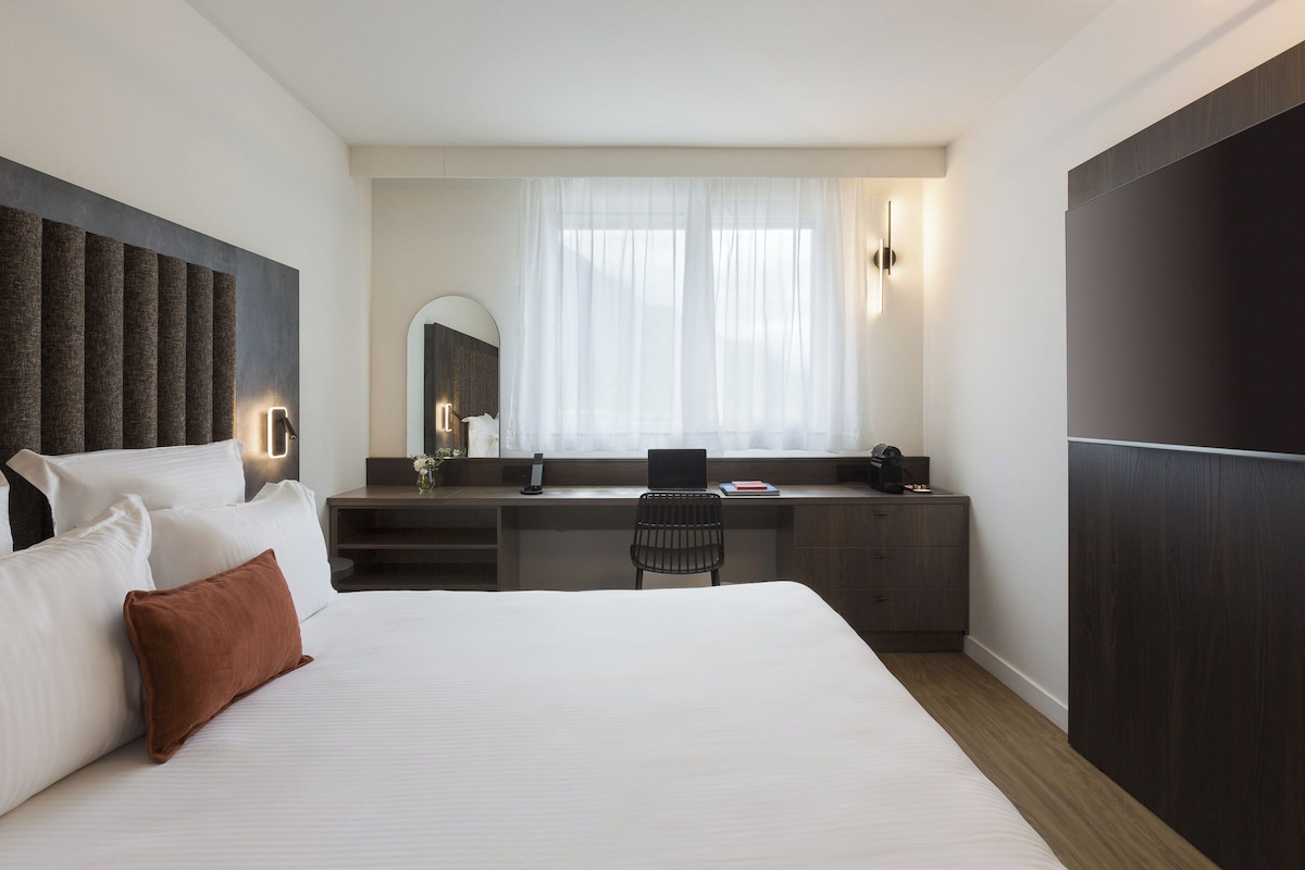 Comfort Studio, 1 Queen Bed | In-room safe, desk, laptop workspace, blackout curtains