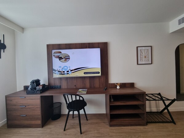 Caja de seguridad en la habitación y escritorio 