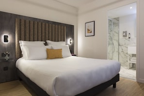 In-room safe, desk, laptop workspace, blackout curtains - Nehô Suites St Jean de Maurienne (Saint-Jean-de-Maurienne)