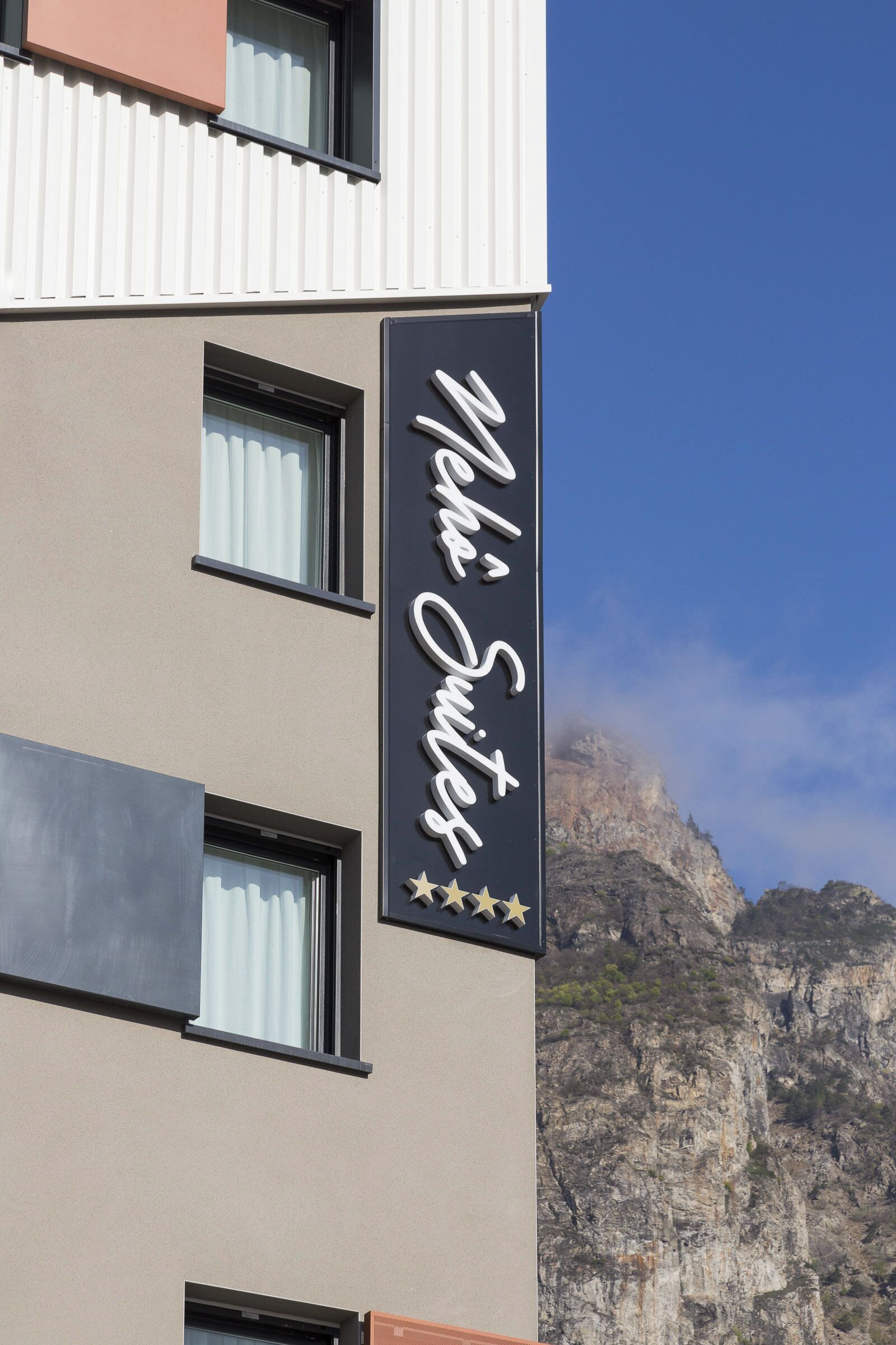 A hotel sign with the name 'Niki Suite' and three stars.