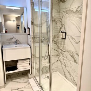 Bathroom shower - Nehô Suites St Jean de Maurienne (Saint-Jean-de-Maurienne)