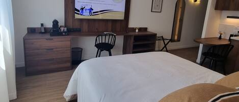 客房內保險箱、書桌、筆電工作空間、遮光布/窗簾