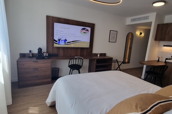 Caja fuerte, escritorio, espacio para trabajar con un portátil