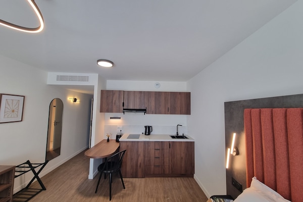 Mini réfrigérateur, micro-ondes, plaque de cuisson