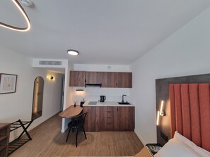 Mini-réfrigérateur, four à micro-ondes, surface de cuisson