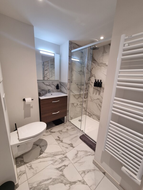 Shower, hair dryer, towels, soap - NEHÔ SUITES ST JEAN DE MAURIENNE  (Saint-Jean-de-Maurienne)