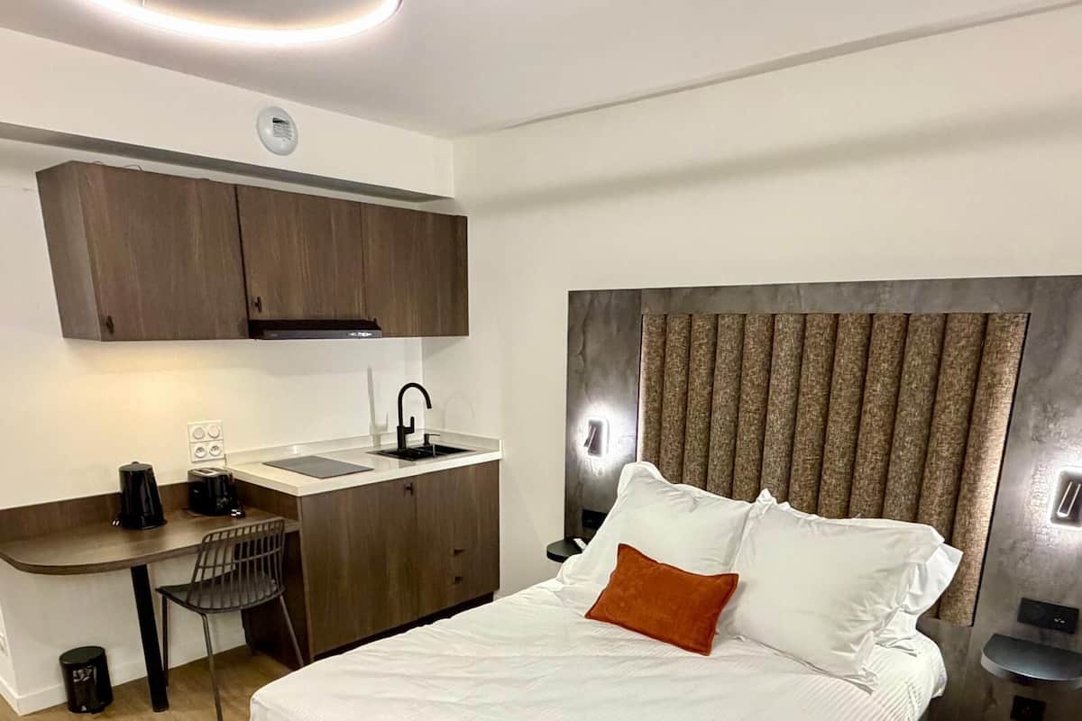 Classic Studio, Non Smoking | In-room safe, desk, laptop workspace, blackout drapes