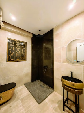 Luxury Suite, Air conditioning, Mountain View | Bathroom | Free toiletries, hair dryer, towels, soap - Rafif Pyramids & Grand Museum View (Giza)