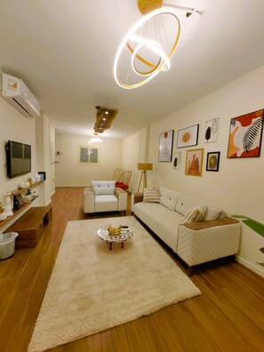 Luxury Suite, Air conditioning, Mountain View | Living area - Rafif Pyramids & Grand Museum View (Giza)