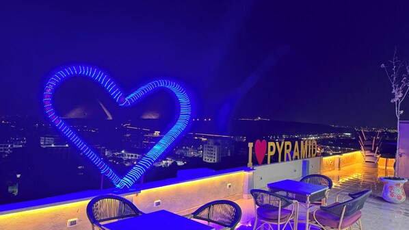 Outdoor dining - Rafif Pyramids & Grand Museum View (Giza)