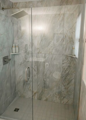 Douche, séchoir à cheveux, serviettes fournies, savon