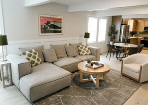 TV - “The Olive House” Peaceful and Charming Home (Des Moines)