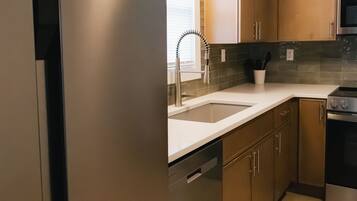 Micro-ondes, four, plaque de cuisson, lave-vaisselle