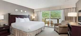 Bayside Waterfront King_Ocean Views_King Bed_Pool