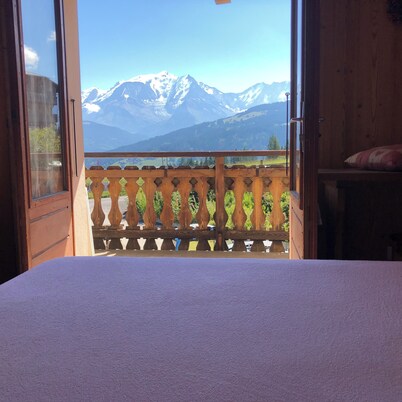 Large apartment at the bottom of slopes 360° panoramic views Mt Blanc, Aravis.