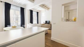 Căn hộ tiện nghi đơn giản | Bếp riêng | Tủ lạnh, bếp nấu, dụng cụ nấu nướng/bát dĩa/dao nĩa