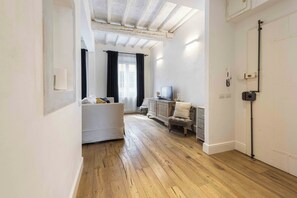 Comfort Apartment | Living area | Flat-screen TV