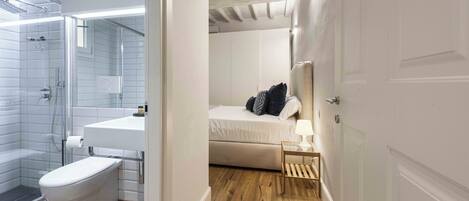 Appartamento Comfort | Bagno | Set di cortesia gratuito, asciugacapelli, asciugamani, carta igienica