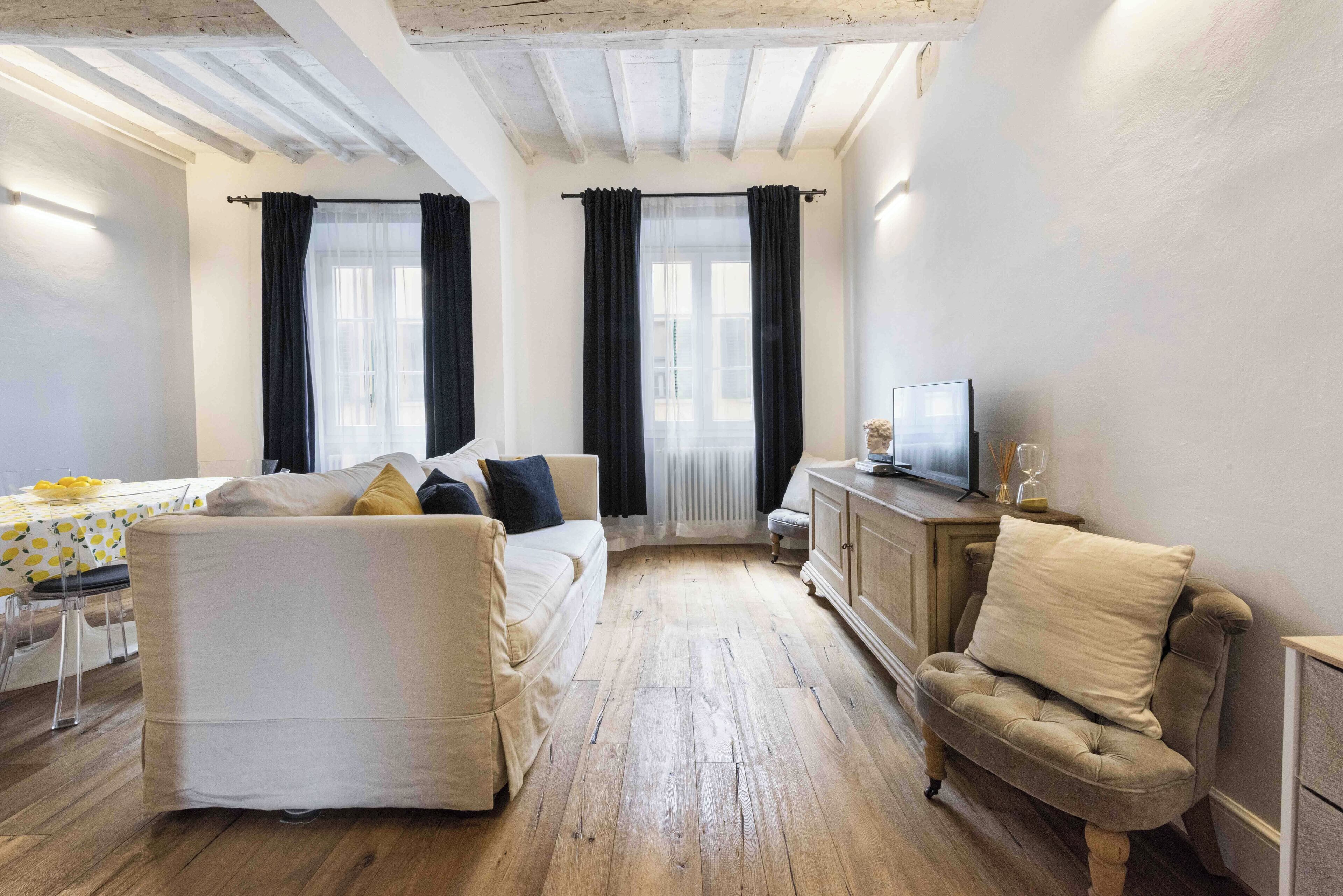 Căn hộ tiện nghi đơn giản | Khu phòng khách | TV màn hình phẳng 