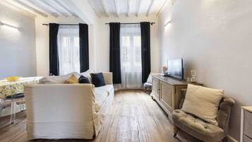 Căn hộ tiện nghi đơn giản | Khu phòng khách | TV màn hình phẳng