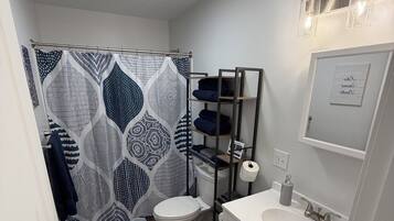 淋浴设施、吹风机、毛巾、肥皂