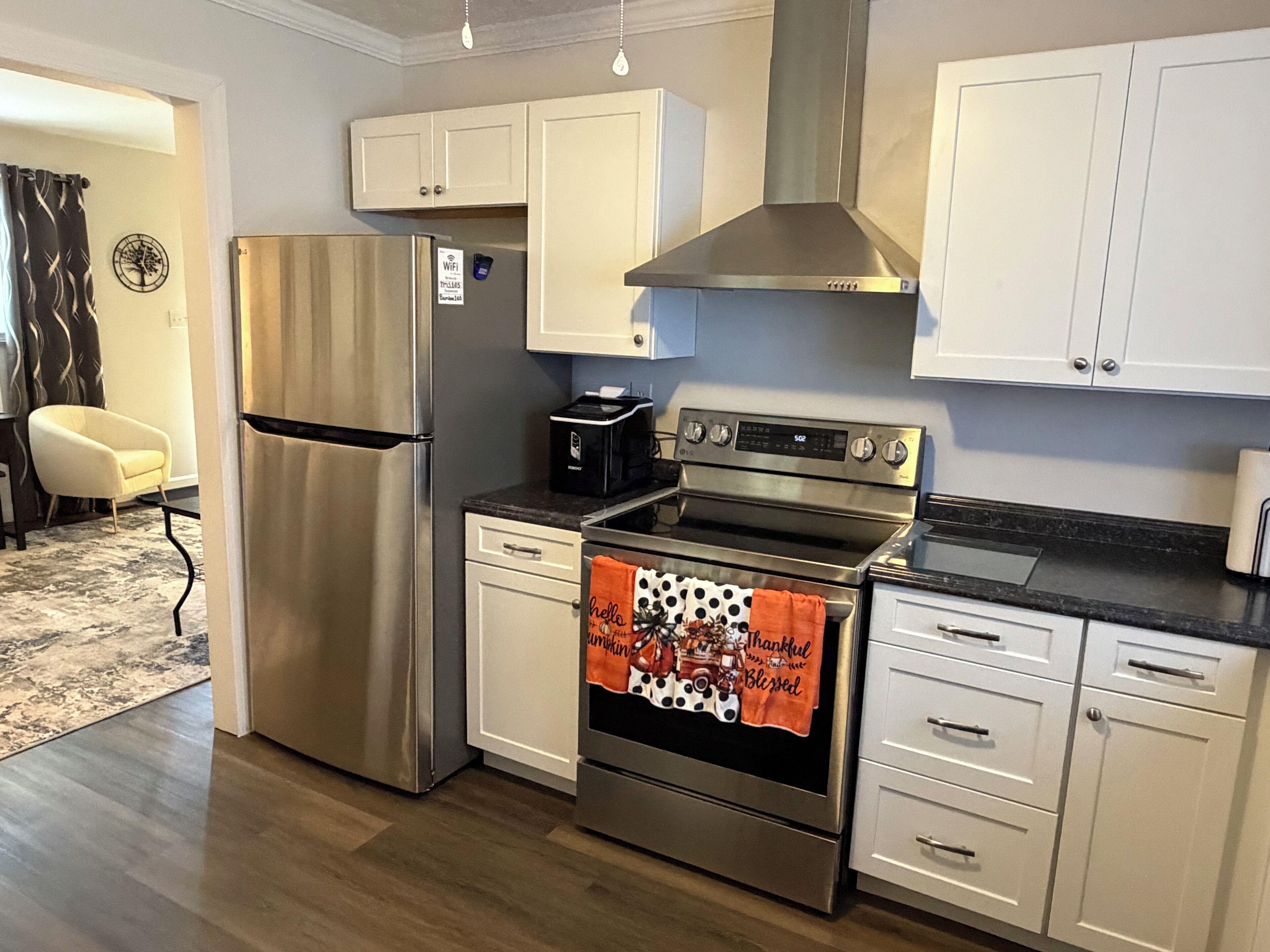 Jääkaappi, mikroaaltouuni, uuni, liesi