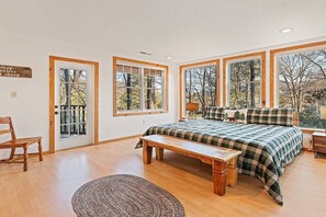 3 bedrooms, desk, iron/ironing board, WiFi - Creekside Manor-Spectacular! Hot Tub, Pets Welcome (Maggie Valley)