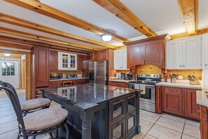 Fridge, microwave, oven, stovetop - Creekside Manor-Spectacular! Hot Tub, Pets Welcome (Maggie Valley)