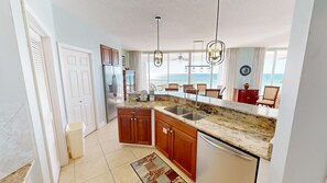 Jääkaappi, mikroaaltouuni, uuni, liesi