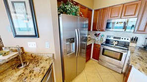 ثلاجة، ميكروويف، فرن، موقد طهي مسطح