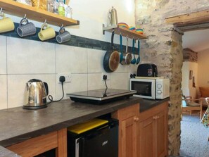 Refrigerador, microondas, utensilios de cocina