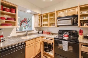 冷蔵庫、電子レンジ、オーブン、コンロ