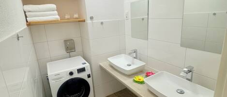 Douche, sèche-cheveux, serviettes fournies, savon