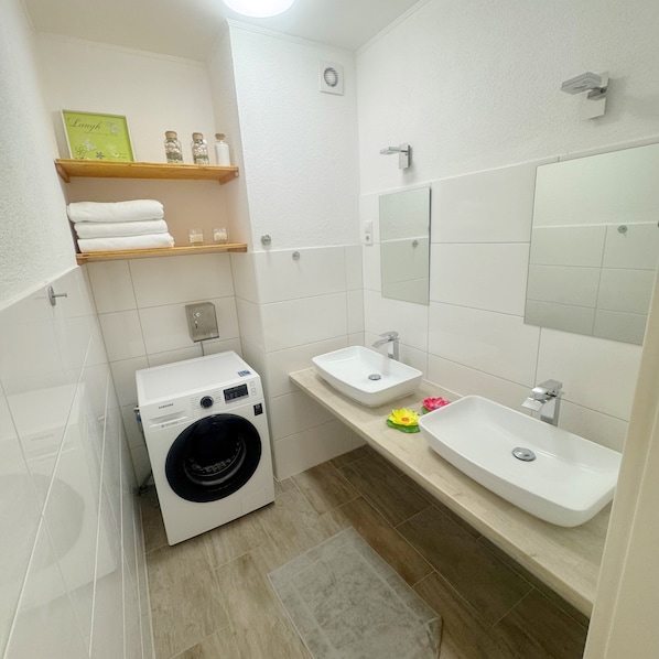 淋浴设施、吹风机、毛巾、肥皂