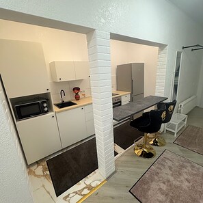 Kjøleskap, mikrobølgeovn, ovn og kokeplater