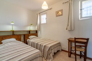 2 habitaciones, tabla de planchar con plancha y ropa de cama 