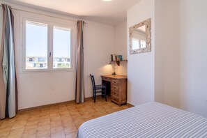 2 bedrooms, iron/ironing board, bed sheets