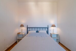 2 bedrooms, iron/ironing board, bed sheets