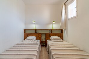 2 bedrooms, iron/ironing board, bed sheets