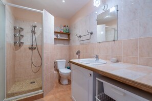 Douche, sèche-cheveux