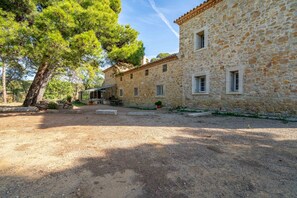 Property grounds - Wine Estate House 10 Minutes from Narbonne with Private Pool (Bizanet)