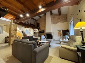 TV, fireplace