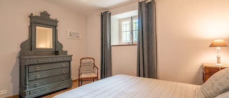 5 bedrooms, iron/ironing board, WiFi, bed sheets